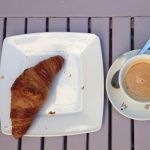 Desayuno café croissant Café Bistro Instituto francés