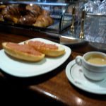 Desayuno café y tostadas con tomate cafetería gobolem desayunar en madrid