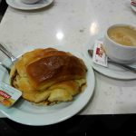 Desayuno croissant cafetería santillana issac peral desayunar en madrid