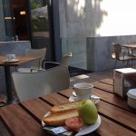Desayuno terraza café y tostada tomate Museo Arqueológico Nacional