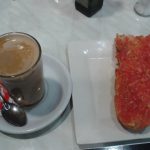 Desayuno tostada con tomate cafetería Prada Madrid Chamberí