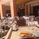 Desayuno tostada tomate en terraza Roscaffe