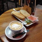Desayuno tostadas con tomate Café de Indias Plenilunio Madrid