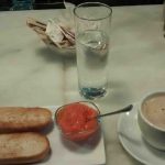 Desayuno tostadas con tomate cafetería jordán diego de león