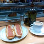 Desayuno tostadas con tomate cafetería mijas madrid
