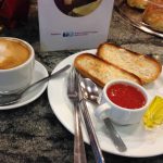 Desayuno tostadas con tomate taberna el cardenal madrid