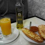 Desayuno tostadas con tomate y zumo cafetería santillana desayunar en madrid
