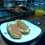 Desayuno tostadas con tomate y zumo de naranja cafetería gobolem desayunar en madrid